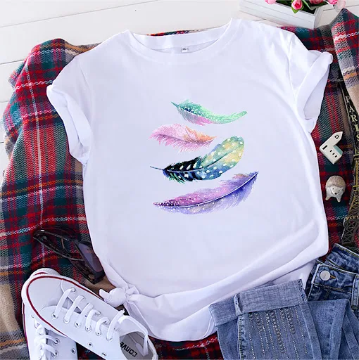 Title 12, Camiseta de algodão com estampa de penas colori...