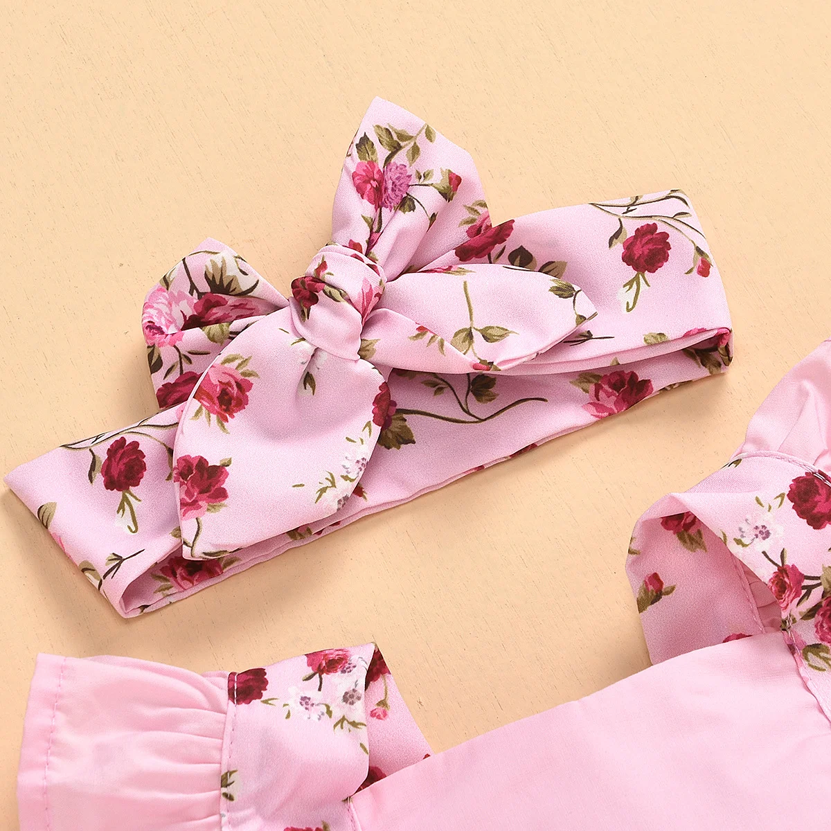 Conjunto infantil de duas peças com estampa, romper com lenço de cabeça, ideal para meninas, confortável e estiloso para o verão. — foto 4