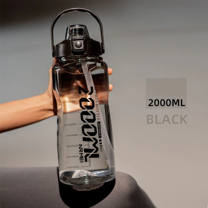 Copo de água esportivo com canudo e grande capacidade para fitness. Hidratação ideal durante treinos e atividades ao ar livre. Perfeito para esportes! — foto 6