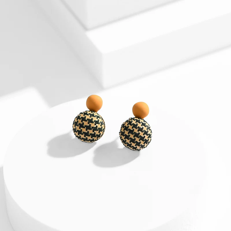 Brincos de orelha em lã tecida com design especial. Conforto e estilo únicos. Perfeitos para um toque artesanal e elegante no dia a dia. — foto 5