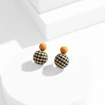 Brincos de orelha em lã tecida com design especial. Conforto e estilo únicos. Perfeitos para um toque artesanal e elegante no dia a dia. — foto 5