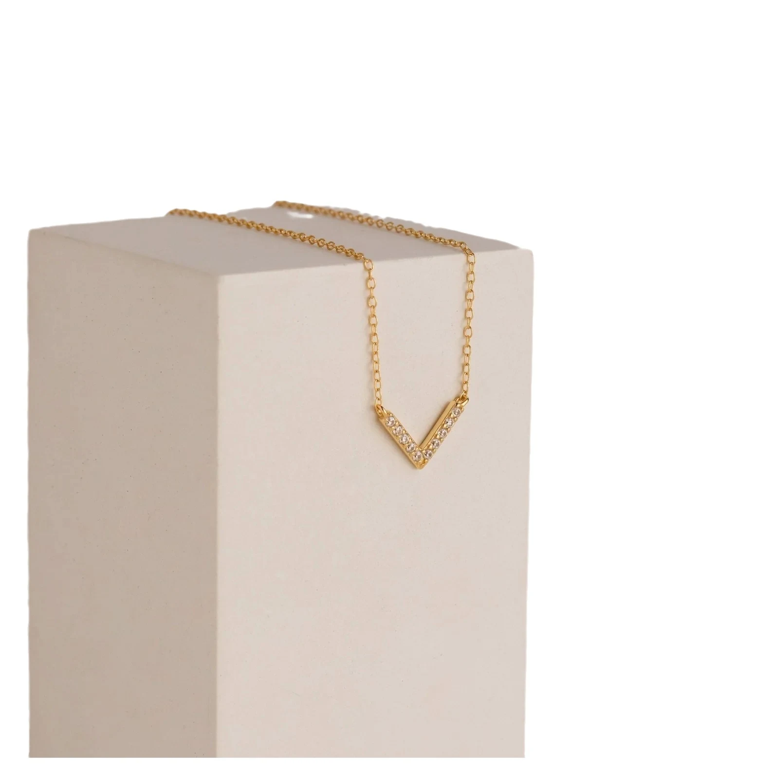 Colar feminino em aço inoxidável com formato em V, simples e elegante, para um toque de sofisticação e charme em seu visual diário. — foto 5