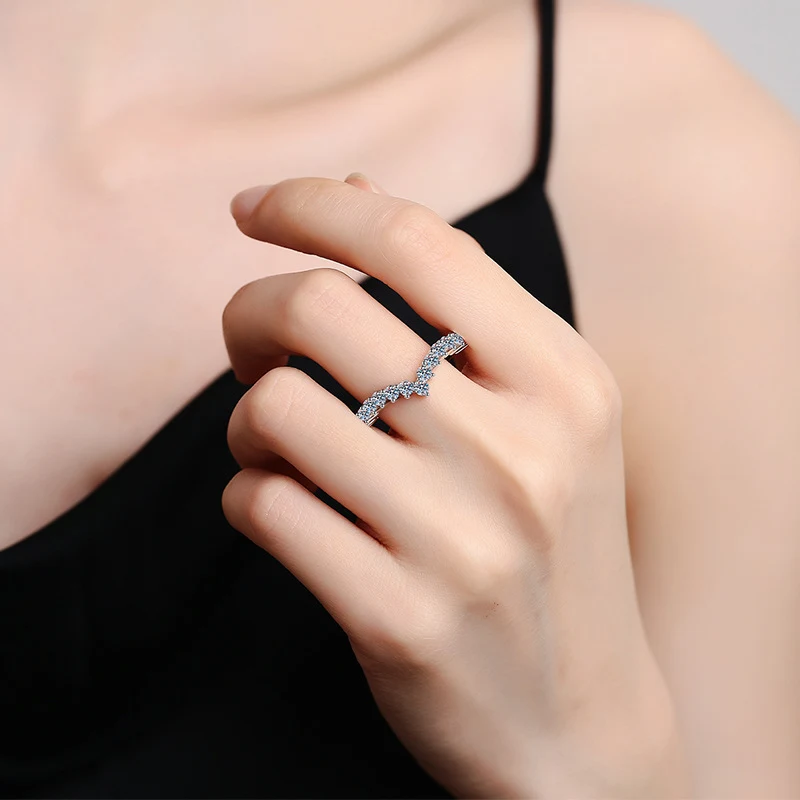 Anel de moissanita de diamante completo feminino, brilho deslumbrante e elegância. Joia fina para celebrar o amor eterno e noivados. — foto 3