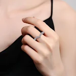 Anel de moissanita de diamante completo feminino, brilho deslumbrante e elegância. Joia fina para celebrar o amor eterno e noivados. — foto 3