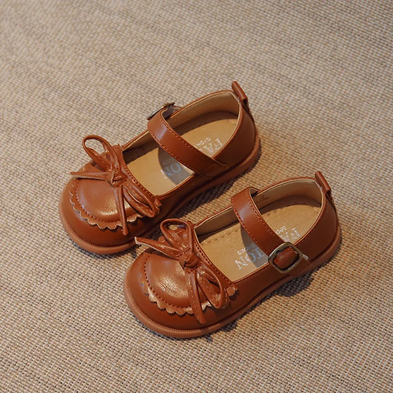 Scarpe in pelle per bambini con velcro, fondo morbido antiscivolo e tinta unita. Comode e sicure, perfette per i primi passi del tuo bambino. — foto 5