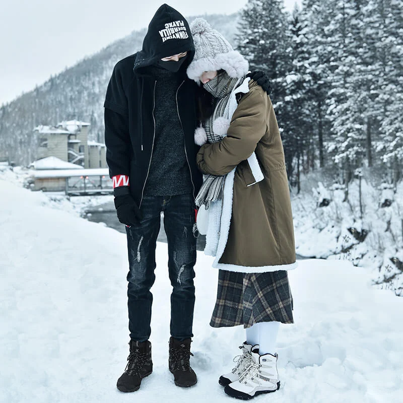 Waterdichte, antislip sneeuwlaarzen voor outdoor wandelingen. Perfect voor winterse avonturen, houdt je voeten warm, droog en veilig in de sneeuw. — foto 1