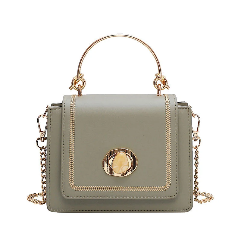 Bolsa mensageiro com textura de corrente para ombro. Leve seus pertences com elegância e praticidade. Design moderno e ideal para o dia a dia. — foto 7