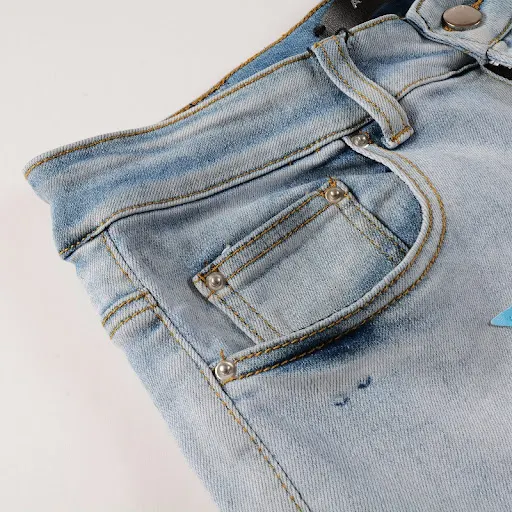 Title 15, Jeans ajustados y elásticos con costuras de est...