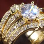 Anel triplo exagerado de zircônia fina europeu e americano, para um toque de sofisticação em seu visual. Perfeito como presente elegante e moderno. — foto 1