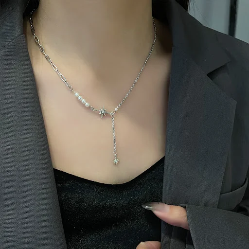 Title 1, Collana di perle con cucitura a asterismo di de...