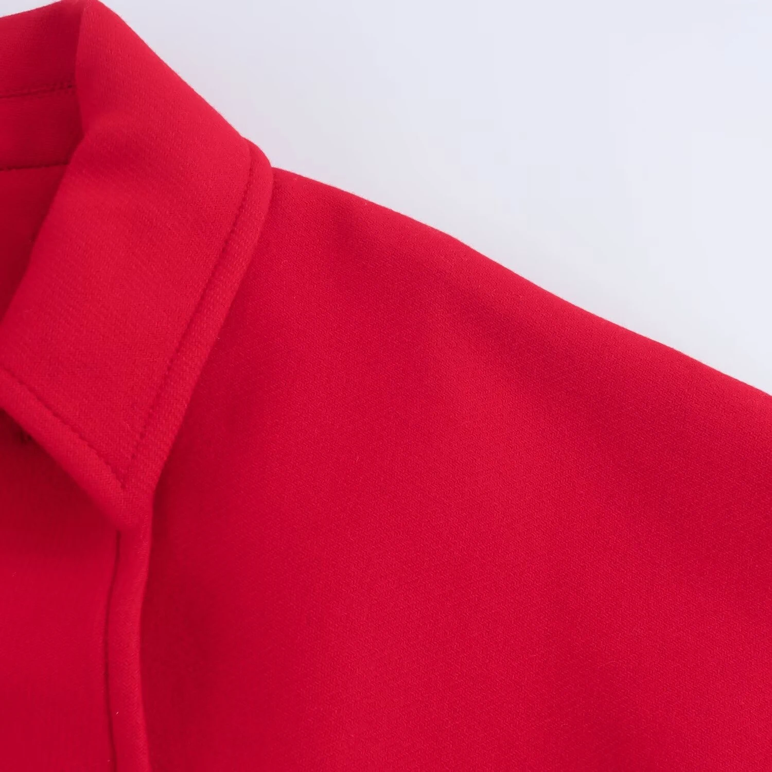 Casaco feminino vermelho elegante e fashion com lapela, manga longa e abotoamento simples. Perfeito para um visual sofisticado e moderno. — foto 6