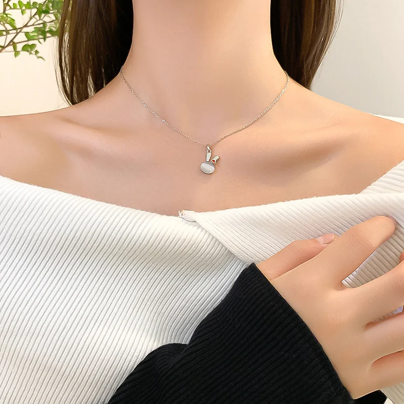 Colar de coelho de opala prateada para mulheres. Joia feminina encantadora e elegante, perfeita para presentear e usar em diversas ocasiões. — foto 1