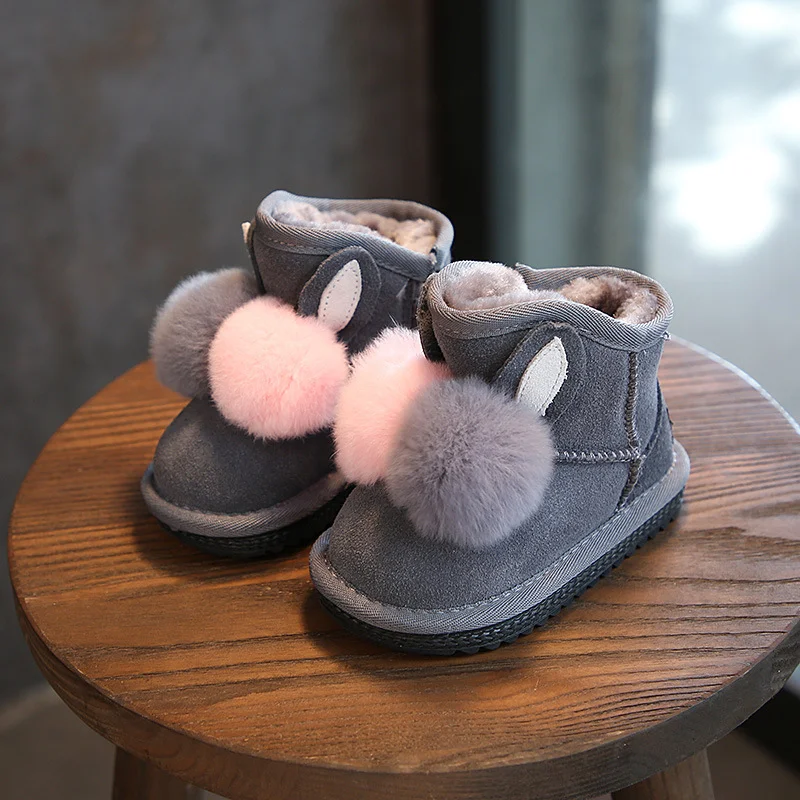 Botas de neve infantis e para meninas com pompom de pelo de coelho, quentes e confortáveis para o inverno, mantendo os pés aquecidos. — foto 5