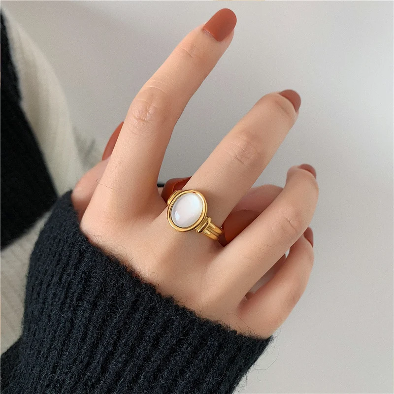 Anel Vintage Fritillary Shell 18K. Design clássico e elegante, perfeito para complementar seu visual e celebrar momentos especiais com sofisticação. — foto 2