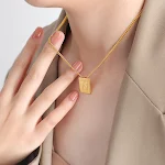 Colar feminino com pingente quadrado de aço titânio dourado com corrente de 26 letras. Um acessório elegante e personalizável. — foto 18