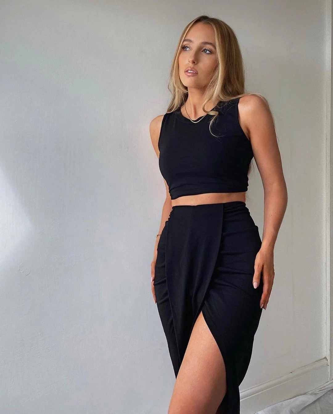 Completo casual a due pezzi con top tinta unita europeo e americano, gonna lunga divisa e pieghe, perfetto per un look alla moda e confortevole. — foto 5