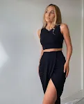 Completo casual a due pezzi con top tinta unita europeo e americano, gonna lunga divisa e pieghe, perfetto per un look alla moda e confortevole. — foto 5
