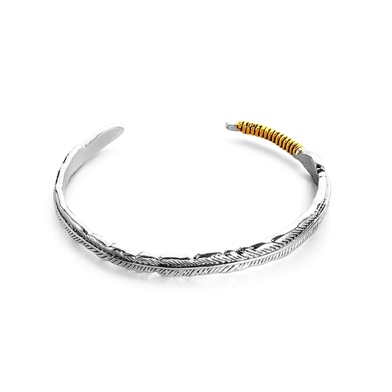 Pulseira Crater Design Bump Fashion Adicione um toque de estilo com esta pulseira única. Design de relevo que eleva seu look. Conforto e elegância em uma só peça. — foto 5
