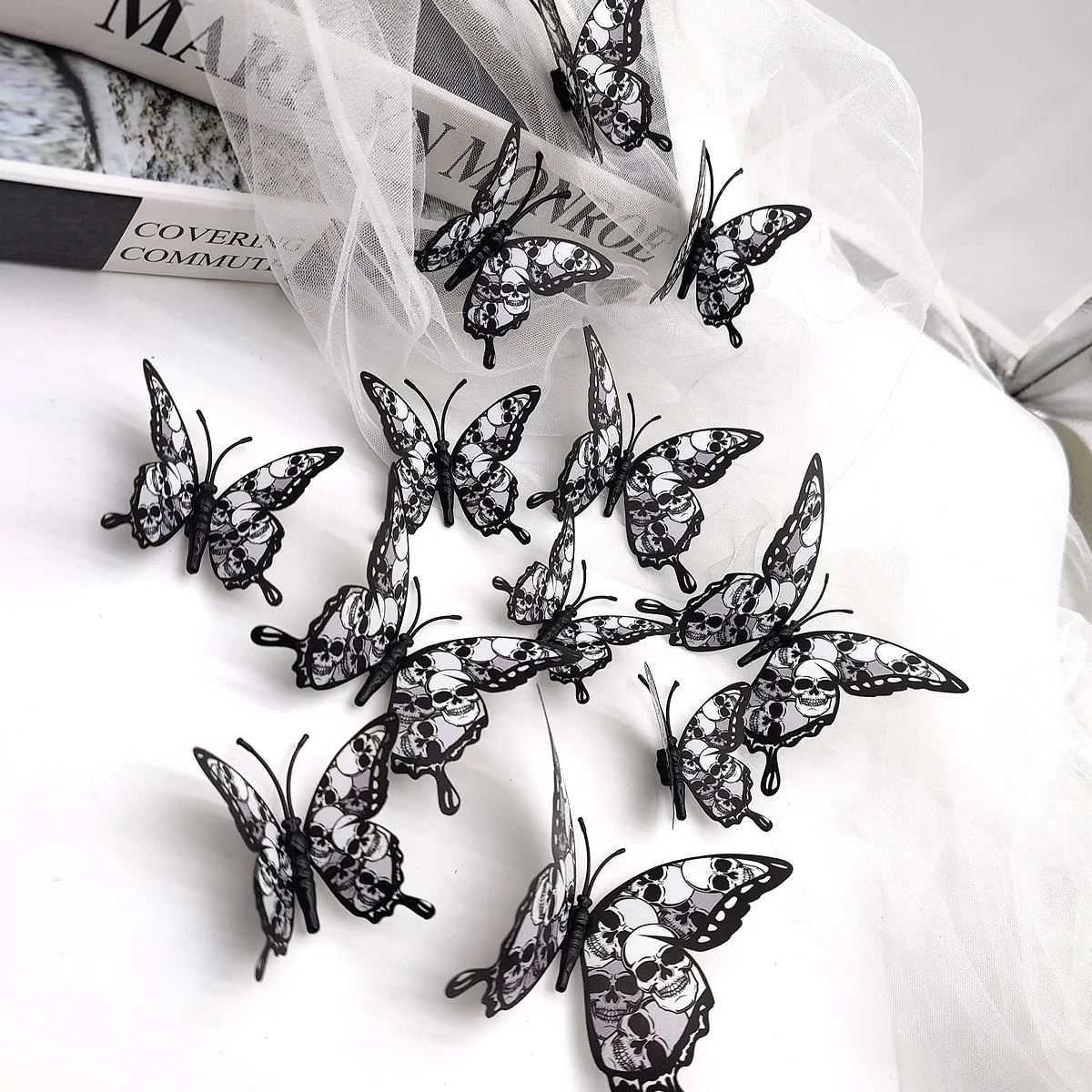 Decoração 3D Halloween com caveira, rosa e borboleta em dupla camada. Ideal para sala, quarto e decoração de ambiente. — foto 3