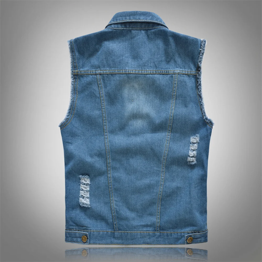 Colete sem mangas jeans com bordas cruas rasgadas, um visual despojado e estiloso para usar em diversas ocasiões e looks. — foto 5