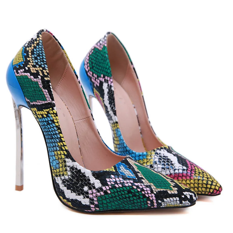 Salto alto com estampa de cobra. Adicione ousadia ao seu visual! Sinta-se poderosa e elegante com estes saltos que elevam qualquer look. — foto 2