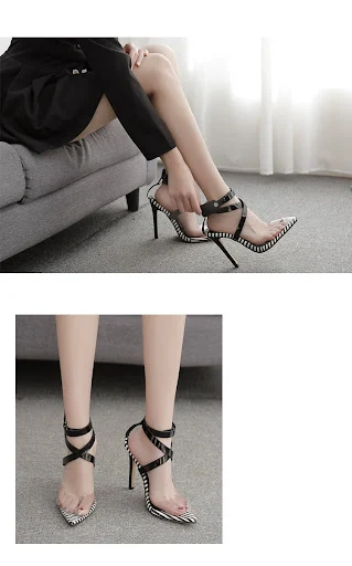 Title 3, Transparante sandalen met spitse neus en gekrui...