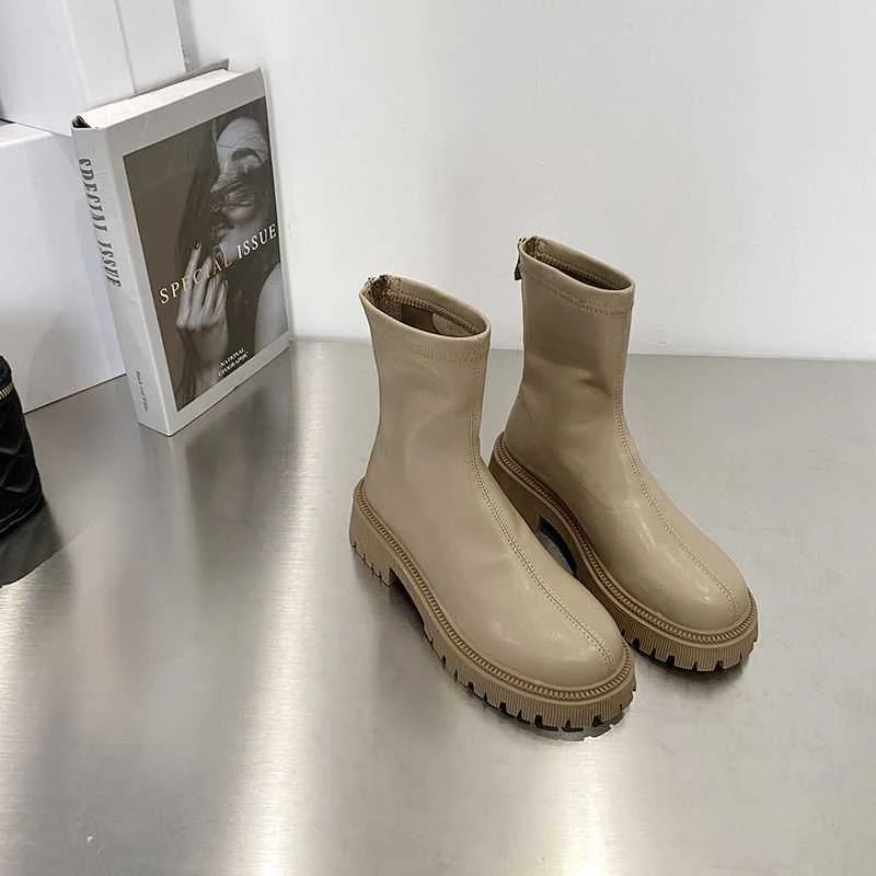Botas Martin Femininas de Sola Grossa, Quentes e Confortáveis. Ideal para o Inverno e para um Visual Moderno e Elegante. — foto 4