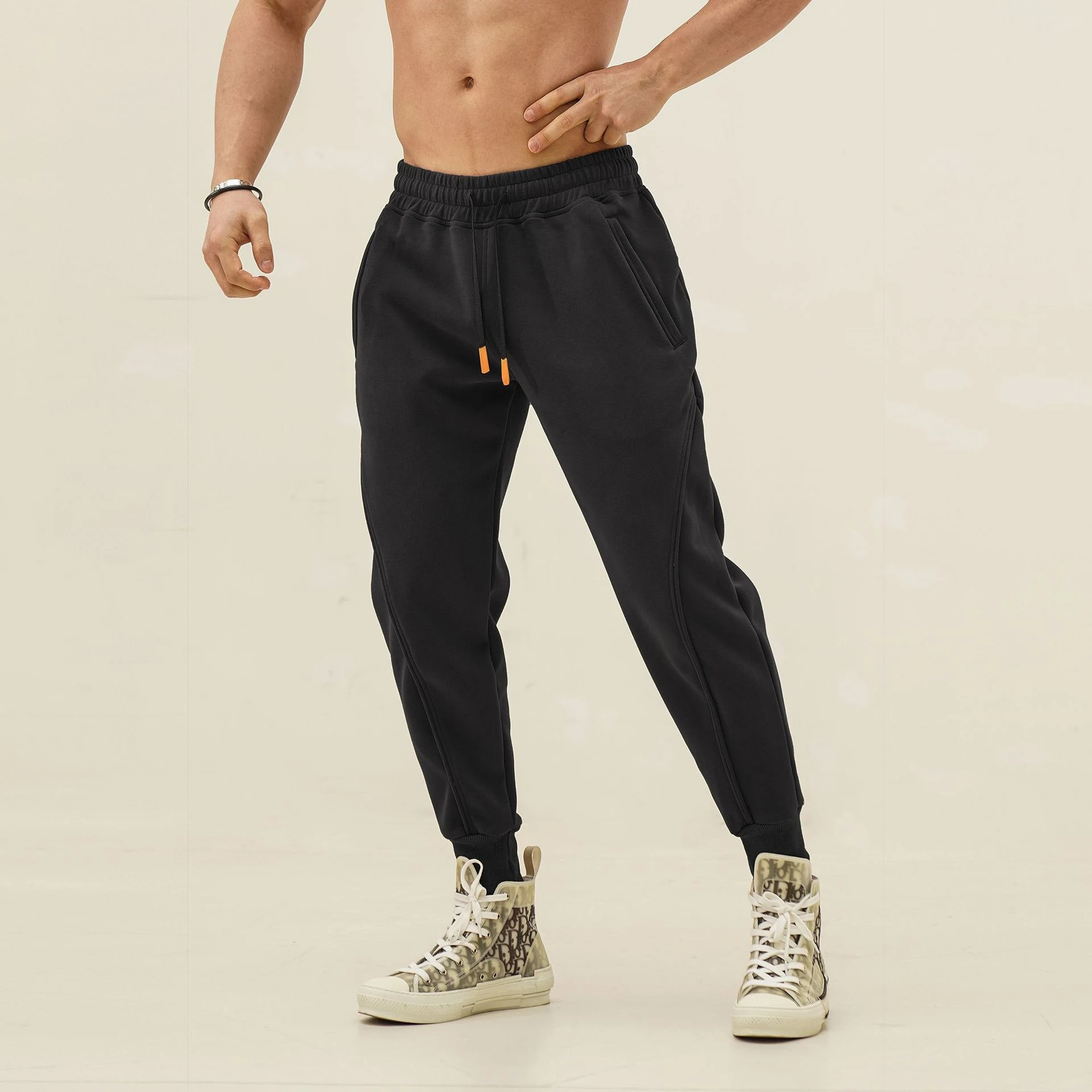 Pantaloni sportivi da running e fitness uomo, traspiranti ed elasticizzati, perfetti per allenamenti e attività all'aperto. — foto 5