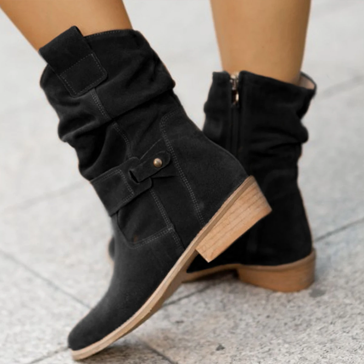 Botas curtas de camurça com salto baixo para mulheres, perfeitas para diversas ocasiões. Conforto e elegância em cada passo. — foto 5