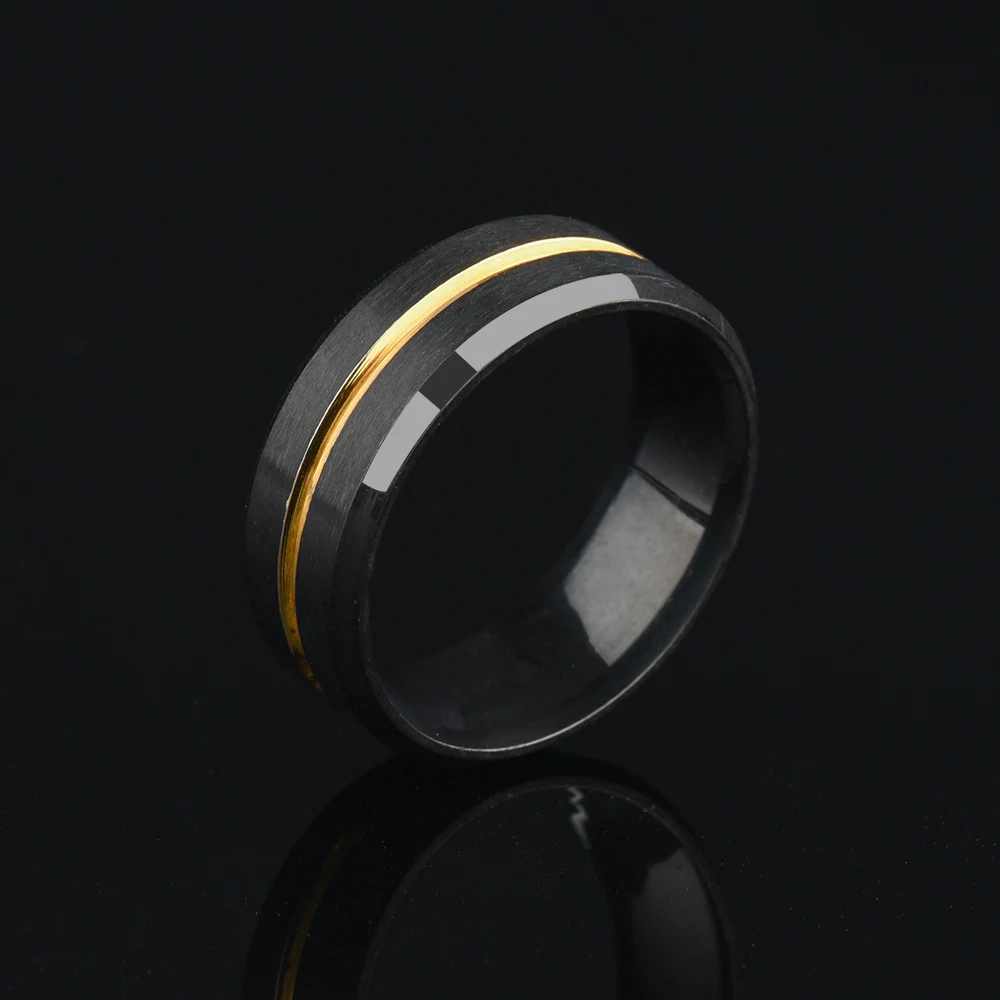 Anel de aço inoxidável escovado de dois tons, um clássico da moda. Design elegante e durável, perfeito para uso diário e ocasiões especiais. — foto 3