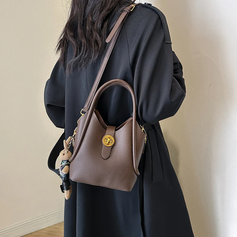 Fashionable Simple Women's Handbag, perfect for everyday use. Stylish and functional design, ideal for carrying your ess — photo 1