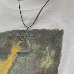 Colar de corda com pingente de flor, versátil e simples, ideal para looks casuais e elegantes, compre agora! — foto 1