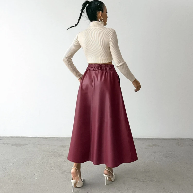 Gonna a vita alta in similpelle rosso vino, un capo versatile per un look sofisticato. Perfetta per valorizzare la silhouette. — foto 4