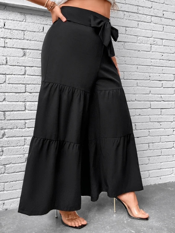 Calças femininas plus size com pernas largas e costuras. Conforto e estilo que valorizam a silhueta, perfeitas para um visual moderno e elegante. — foto 8
