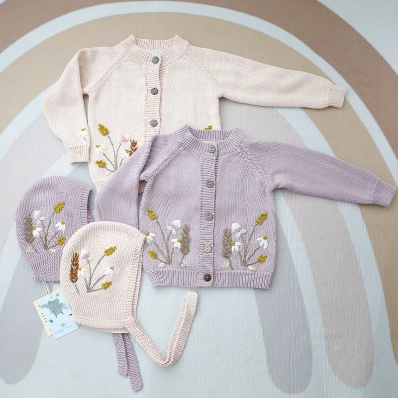 Kinder Handgestickter Cardigan-Sweater-Anzug mit Mütze und Rundhals-Unterteil. Warme, bezaubernde Kleidung für Kinder. Perfekt. — foto 13