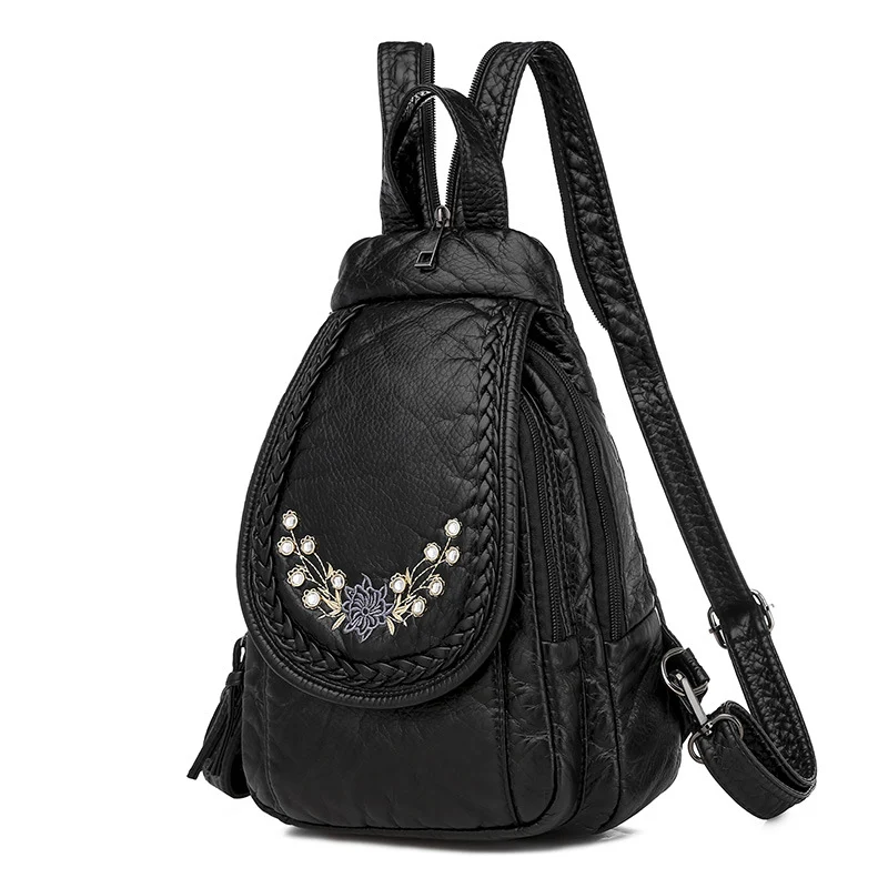 Mochila feminina de couro lavado, com bordados e rebites, pequena e estilosa, ideal para moda e uso diário, combinando praticidade e elegância. — foto 5