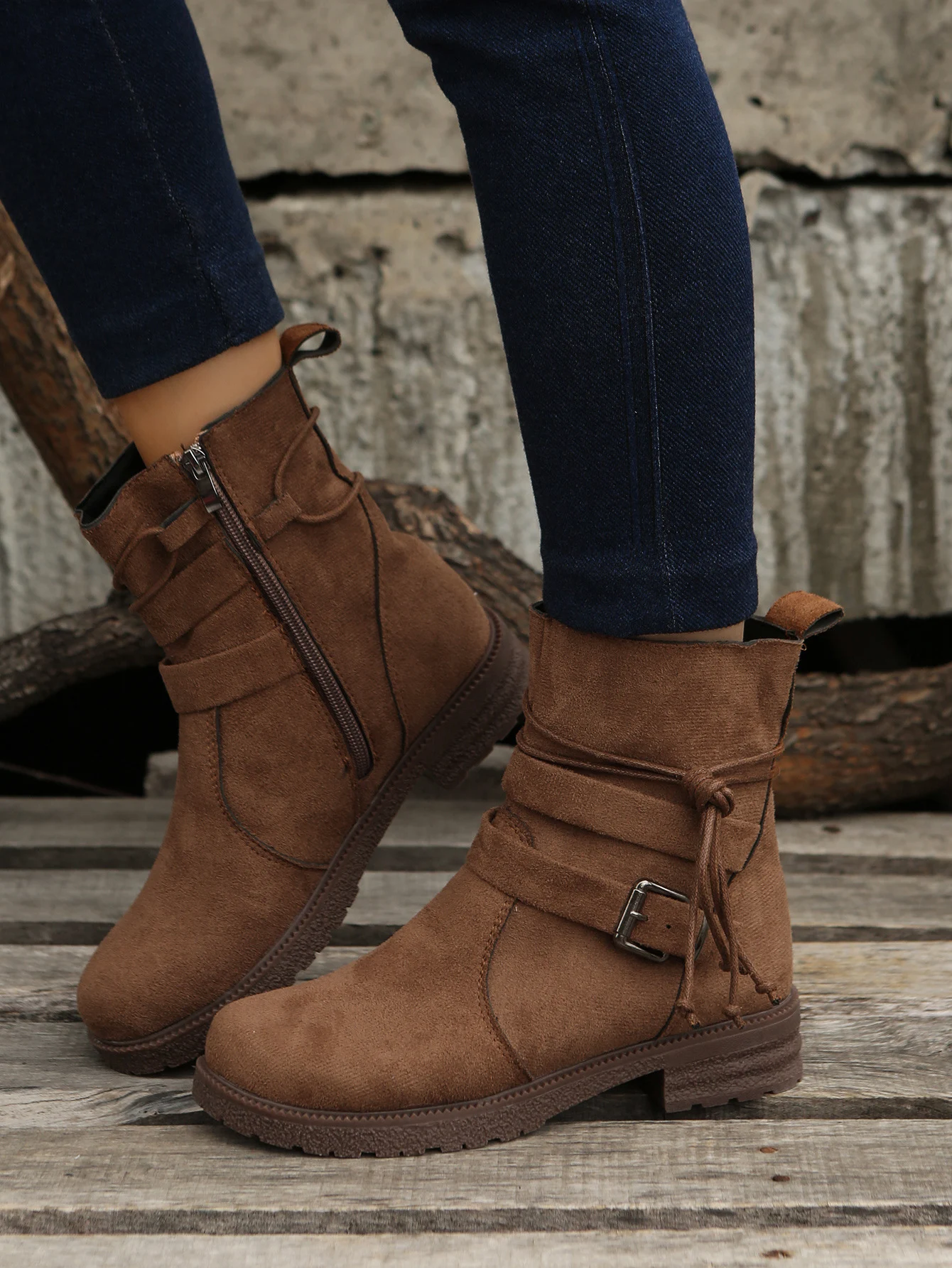 Botas curtas plus size de bico redondo com zíper lateral e salto baixo. Conforto e elegância para seus looks. — foto 3