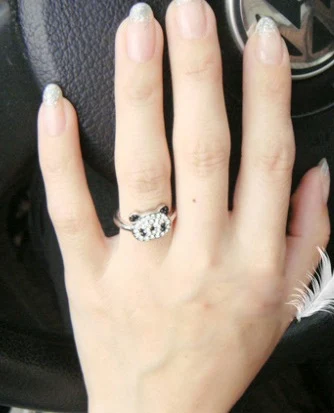 Anel de panda menor com enfeite fashion e abertura ajustável. Um acessório adorável e estiloso, ideal para presentear ou usar. — foto 6
