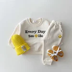 Completo tuta e felpa per bambini, per il tempo libero. Confortevole, morbido e perfetto per giocare o rilassarsi. Disponibile in varie taglie. — foto 4