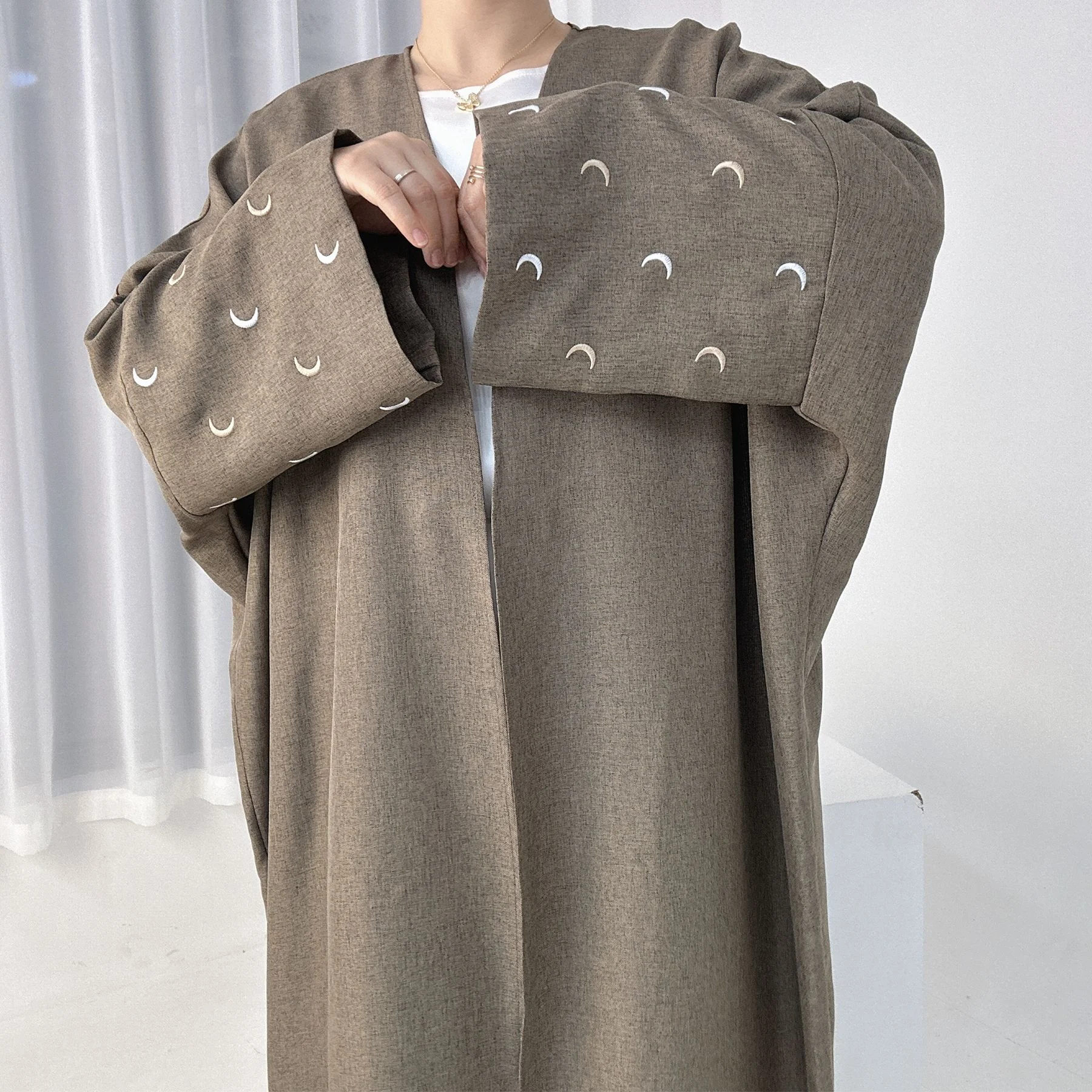 Title 16, Elegante geborduurde cardigan-robe uit Dubai en...