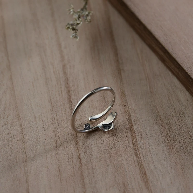 Anel de prata ajustável com folhas elegantes, design moderno. Joia feminina estilosa, perfeito para presente. Realce seu estilo único. — foto 5