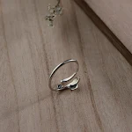 Anel de prata ajustável com folhas elegantes, design moderno. Joia feminina estilosa, perfeito para presente. Realce seu estilo único. — foto 5