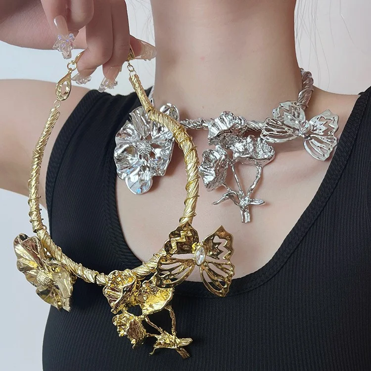 Colar com pingente de flor eterna de videira de metal. Joia exclusiva, um presente memorável. Leve a beleza da natureza para sempre com você. — foto 7