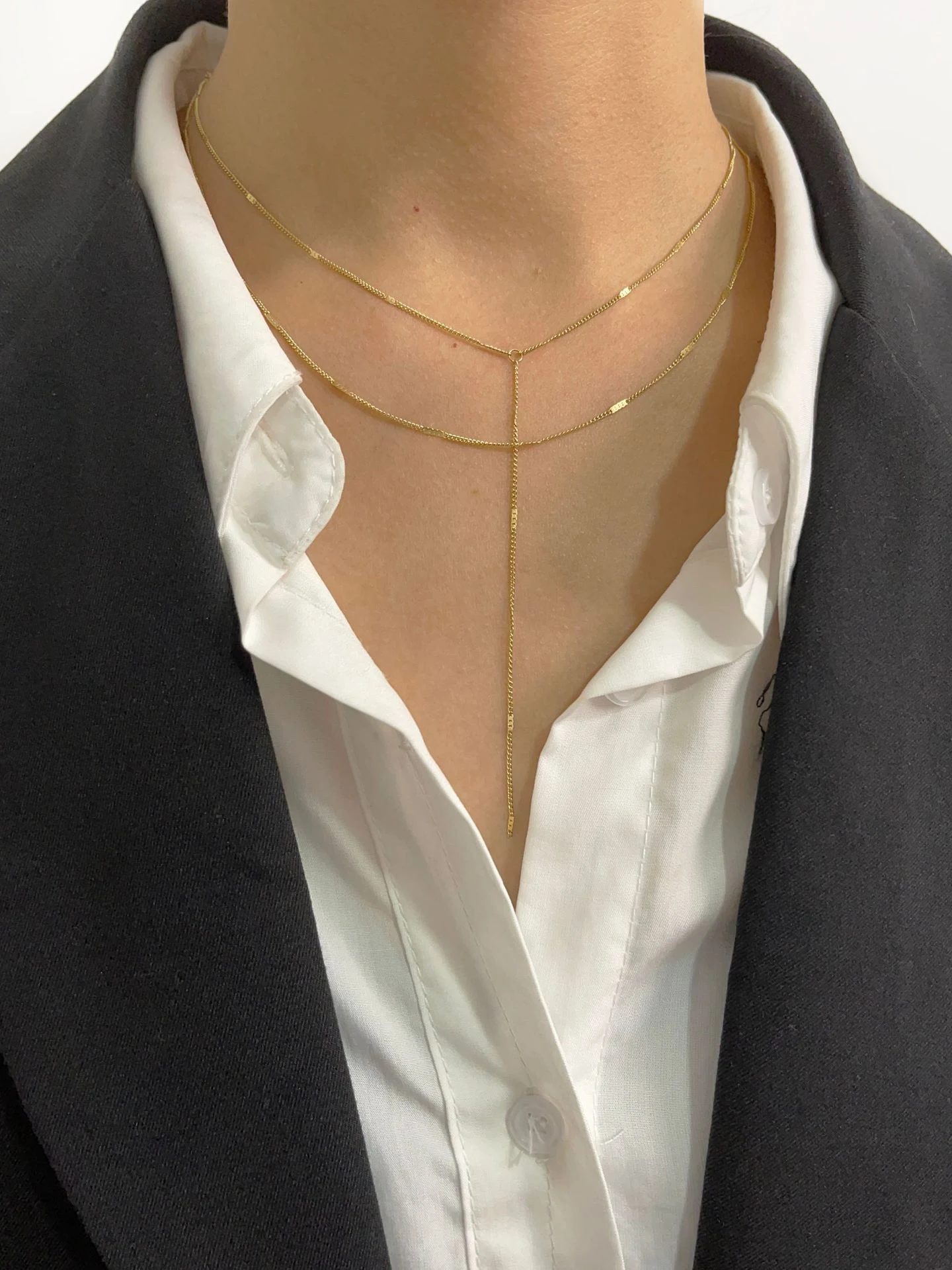 Colar de camada dupla com corrente de lantejoulas em aço inoxidável. Simples, elegante e moderno, para um toque fashion em seu visual. — foto 3