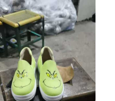 Cartoon canvas schoenen voor kinderen. Comfortabele en duurzame schoenen met leuke cartoon prints. Ideaal om in te spelen en te ontdekken. — foto 2