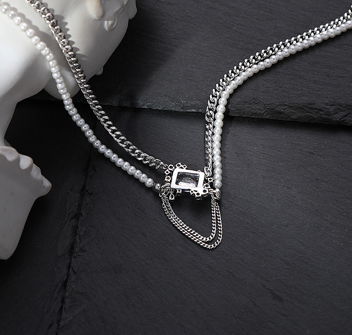 Colar feminino de camada dupla com pérolas e diamantes quadrados, ideal para adicionar elegância e sofisticação a qualquer visual. — foto 13