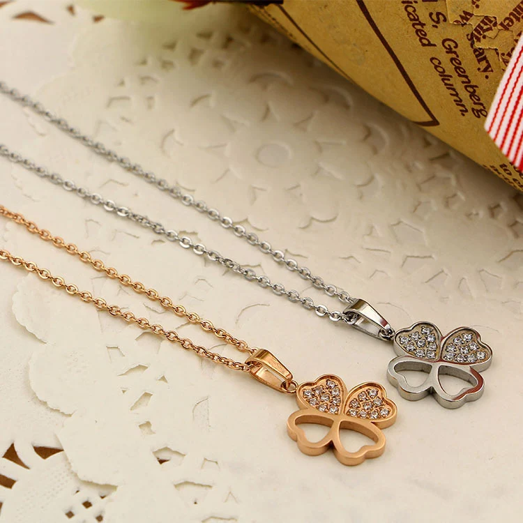 Colar de clavícula em aço titânio com pingente de trevo de diamante CNC estilo coreano e micro pedra incrustada. Elegância. — foto 3