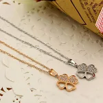 Colar de clavícula em aço titânio com pingente de trevo de diamante CNC estilo coreano e micro pedra incrustada. Elegância. — foto 3