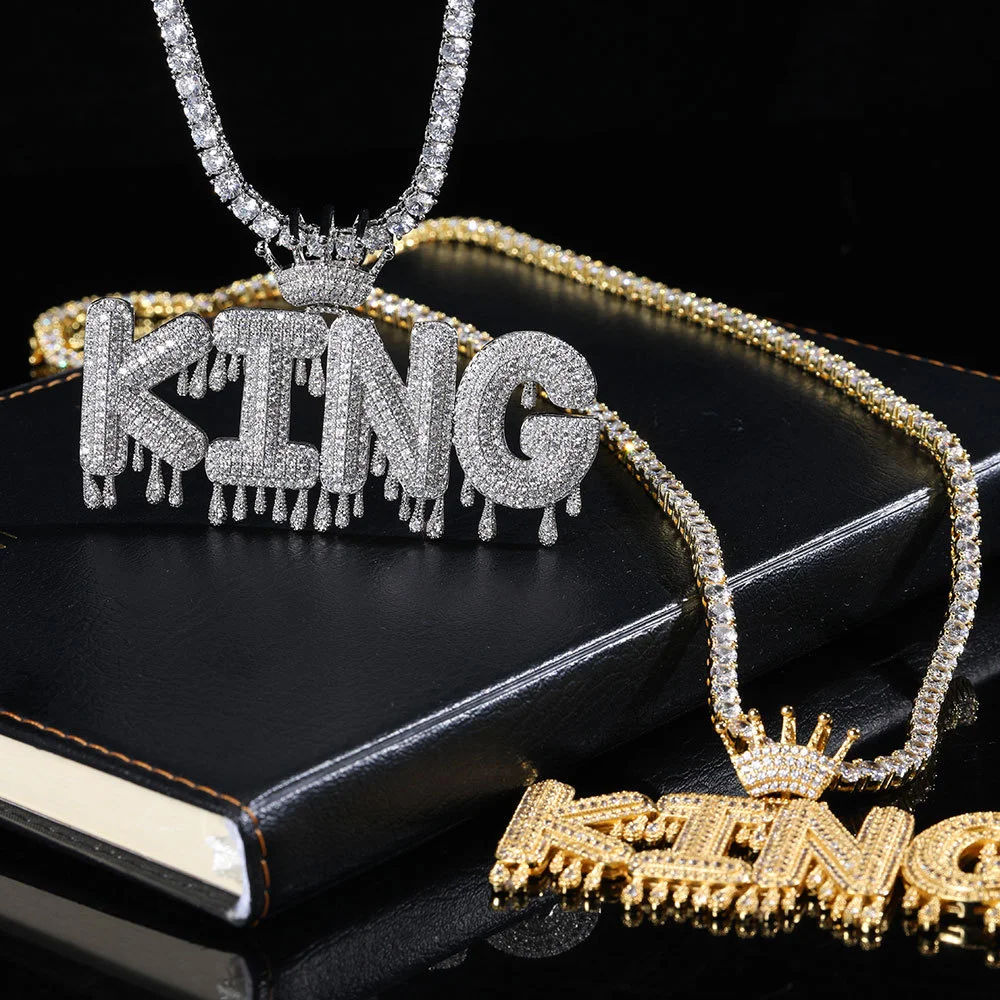 Colar Pingente Patchwork Alfanumérico de Lágrima Hip Hop Crown, um acessório estiloso para destacar seu visual urbano com personalidade. — foto 4