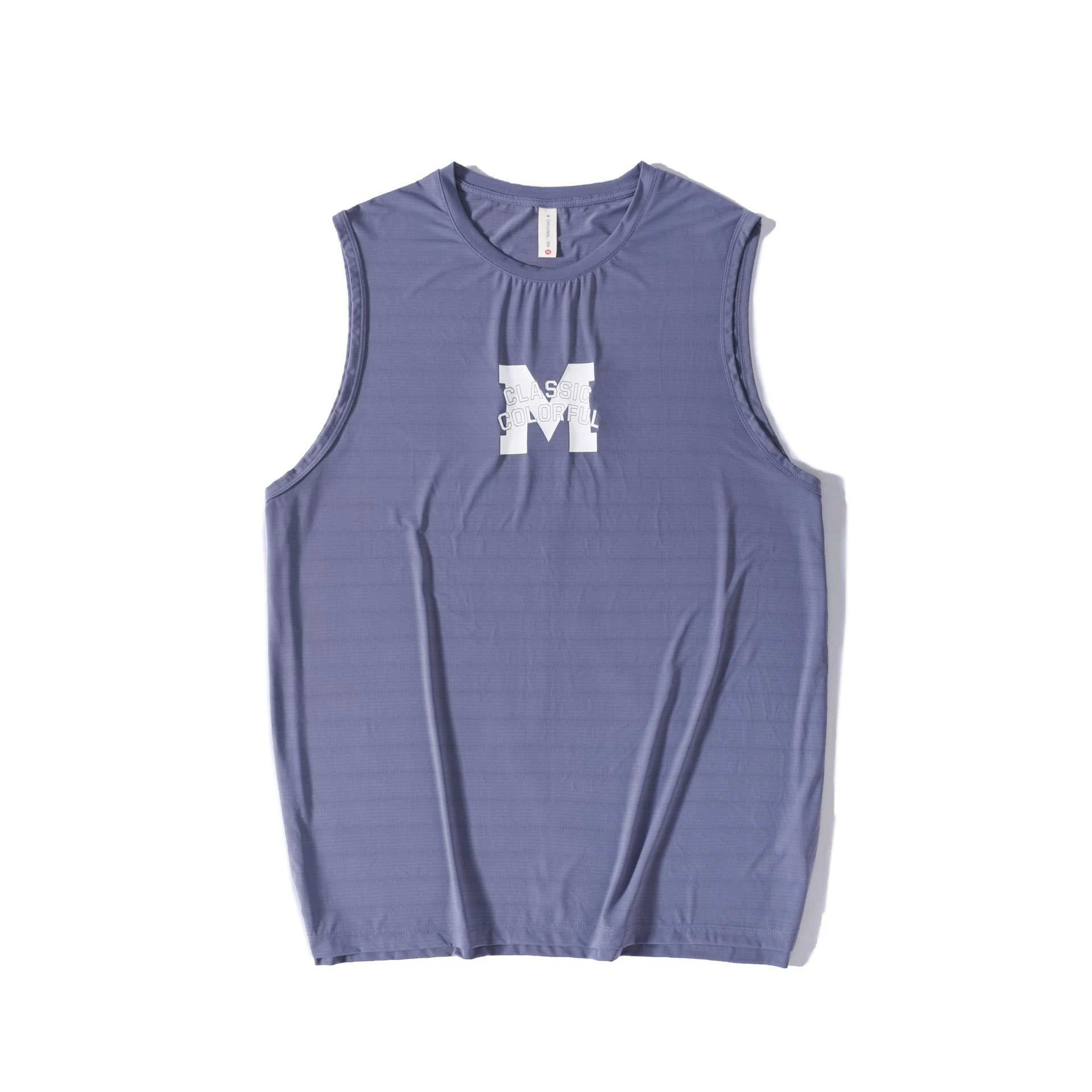 Regata masculina de verão com estampa de letras Camiseta sem mangas para homem Confortável e leve perfeita para o calor Design moderno e casual para o verão — foto 5